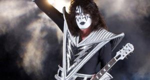tommy-thayer-kiss-2022